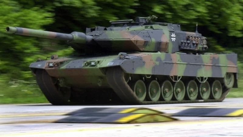 Besonders großes Interesse herrscht derzeit an Leopard-Panzern der Bundeswehr. (Bild: APA/dpa/dpaweb)