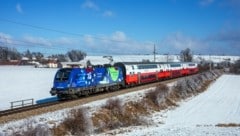 Frühaufsteher können auf der Franz-Josefs-Bahn derzeit die Werbelok im EU-Design erspähen. (Bild: LIEBHARTPAULGREGOR)