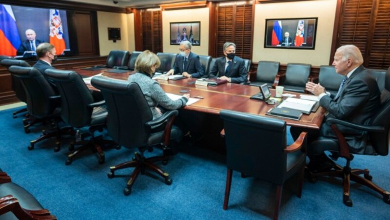 Joe Biden mit Außenminister Antony Blinken und seinen Beratern beim Videogipfel (Bild: AP)