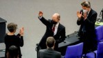 Olaf Scholz von den Sozialdemokraten winkt nach seiner Wahl zum neuen Bundeskanzler im Deutschen Bundestag in Berlin. (Bild: ASSOCIATED PRESS)