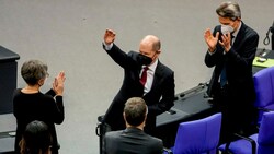 Olaf Scholz von den Sozialdemokraten winkt nach seiner Wahl zum neuen Bundeskanzler im Deutschen Bundestag in Berlin. (Bild: ASSOCIATED PRESS)