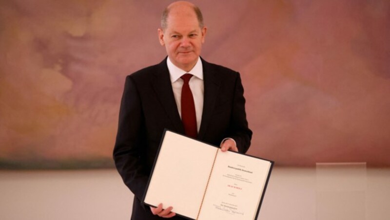 Scholz posiert mit seiner Ernennungsurkunde. (Bild: APA/AFP/Odd ANDERSEN)