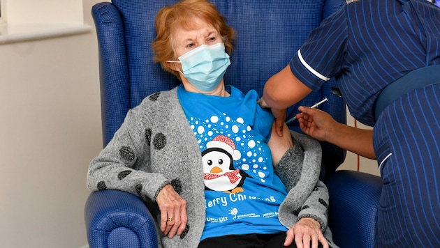 Dezember 2020: Margaret Keenan bekommt die erste Impfdosis gegen das Coronavirus. (Bild: Jacob King / PA / picturedesk.com)