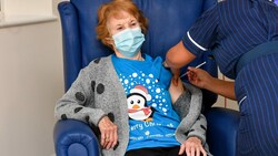 Dezember 2020: Margaret Keenan bekommt die erste Impfdosis gegen das Coronavirus. (Bild: Jacob King / PA / picturedesk.com)