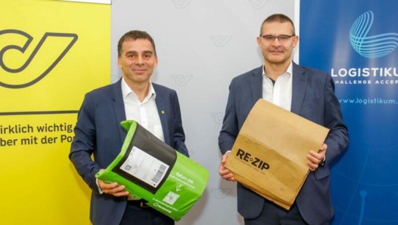 Franz Staberhofer von der Fachhochschule OÖ in Steyr mit Post-Vorstand Peter Umundum (l.). (Bild: Post AG/Christian Husar)