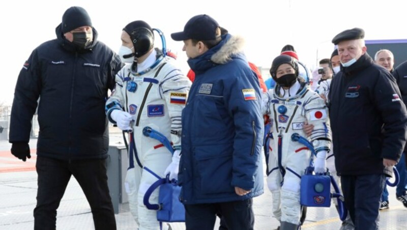 Kosmonaut Alexander Misurkin (li.), gefolgt von den Teilnehmern des Raumflugs, dem japanischen Modemagnaten Yusaku Maezawa und dem japanischen Produzenten Yozo Hirano (Bild: ASSOCIATED PRESS)