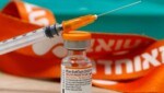 Eine Auffrischungsimpfung mit dem mRNA-Impfstoff von Biontech/Pfizer senkt das coronabedingte Sterberisiko deutlich. (Bild: AFP)