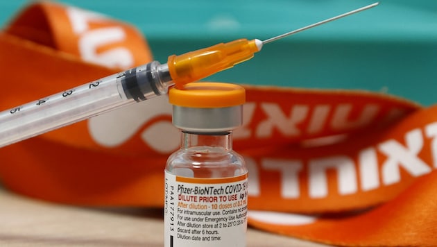 Eine Auffrischungsimpfung mit dem mRNA-Impfstoff von Biontech/Pfizer senkt das coronabedingte Sterberisiko deutlich. (Bild: AFP)