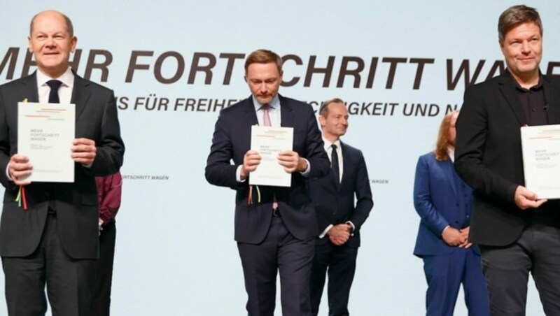 Koalition per Vertrag besiegelt: Kanzler Olaf Scholz, Finanzminister Christian Lindner und Vizekanzler Robert Habeck (v.l.). (Bild: glomex.com)