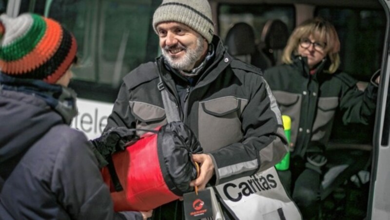 Mobile Teams der Caritas versorgen Obdachlose mit warmer Kleidung und Schlafsäcken. (Bild: Tim Ertl)