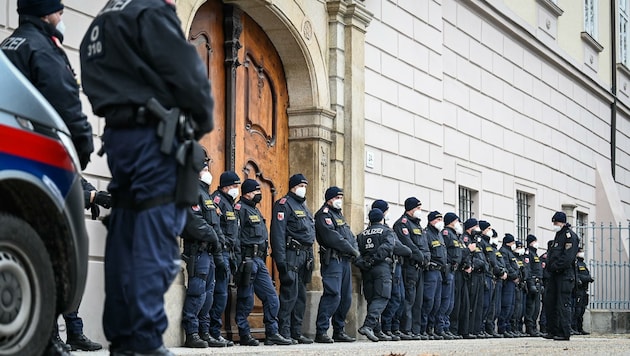 Das Linzer Landhaus war abgeriegelt (Bild: Alexander Schwarzl)