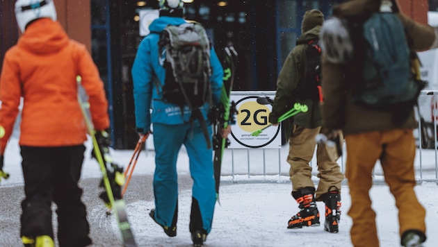 Skifahrer am Weg zur Talstation des Kitzsteinhorns (Bild: APA/EXPA/JFK)