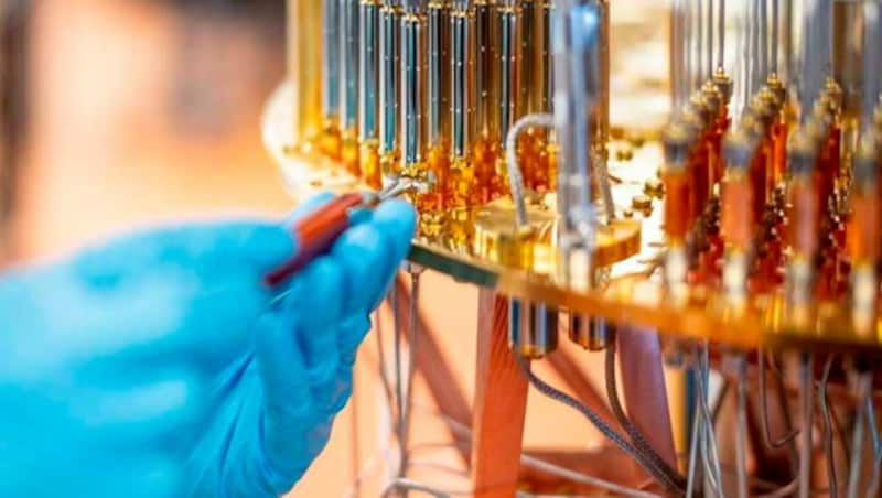 Die Zuleitungen zum Chip sind aus speziellen Materialien gefertigt, die das Arbeiten mit dem Quantenprozessor bei extrem tiefen Temperaturen zuverlässig ermöglichen. (Bild: ETH Zürich/Daniel Winkler)