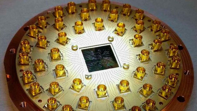 Der Quantencomputer-Chip, auf einer Leiterplatte montiert. (Bild: ETH Zürich/Quantum Device Lab)