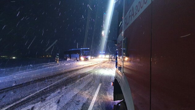 Bus-Bergung der Freiwilligen Feuerwehr Thalgau (Bild: facebook /Freiwillige Feuerwehr Thalgau)