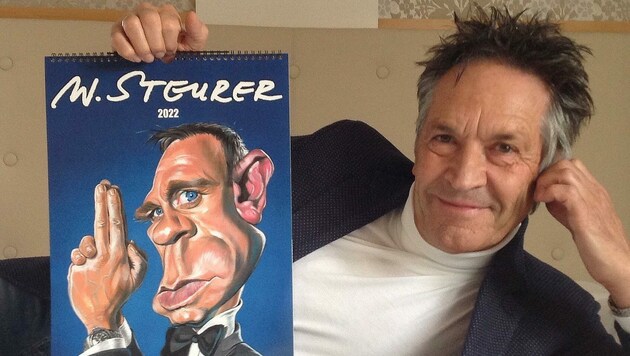 Auch im Kalender 2022 hat Karikaturist Wilfried Steurer Promis verewigt. Den Anfang macht „007“ Daniel Craig. (Bild: Steurer)