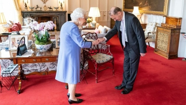 Queen Elizabeth begrüßt den Organisten Thomas Trotter auf Schloss Windsor (Bild: APA/Photo by Dominic Lipinski /AFP)