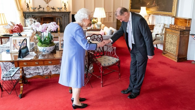 Queen Elizabeth begrüßt den Organisten Thomas Trotter auf Schloss Windsor (Bild: APA/Photo by Dominic Lipinski /AFP)