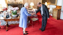 Queen Elizabeth begrüßt den Organisten Thomas Trotter auf Schloss Windsor (Bild: APA/Photo by Dominic Lipinski /AFP)