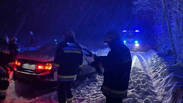 Die FF Moosburg und Gradenegg kümmerten sich um den im Schnee feststeckenden Pkw. (Bild: FF Moosburg)