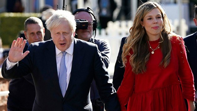 Premier Boris Johnson mit seiner damals noch schwangeren Ehefrau Carrie Anfang Oktober 2021 (Bild: AP)