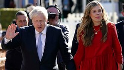 Premier Boris Johnson mit seiner damals noch schwangeren Ehefrau Carrie Anfang Oktober 2021 (Bild: AP)
