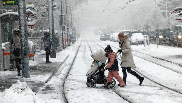Dichter Schneefall hüllte die Stadt in ein weißes Kleid. (Bild: Jöchl Martin)