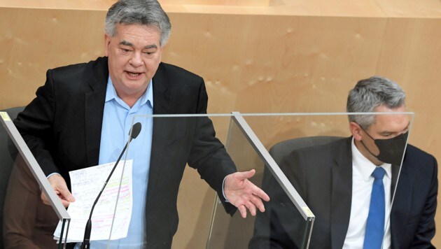 Vizekanzler Werner Kogler (Grüne, li.) erlebt mit Karl Nehammer (ÖVP) seinen dritten Kanzler - in nur zwei Jahren. (Bild: APA/ROLAND SCHLAGER)