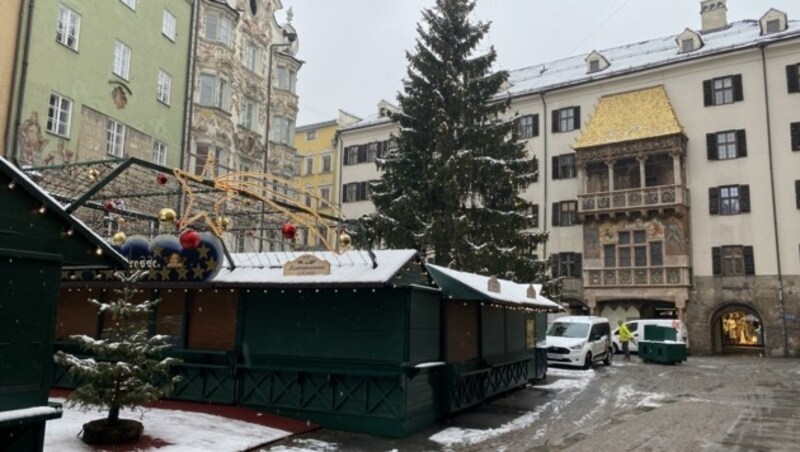 Die Innsbrucker Altstadt ist noch verwaist, der Christkindlmarkt zu. (Bild: Liebl Daniel)