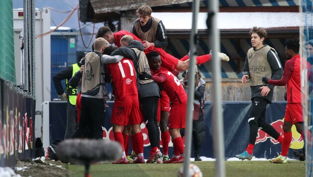 Nach dem Aufstieg der Jungbullen ins Achtelfinale der Youth League kannte der Jubel bei den Spielern rund um Samuel Major keine Grenzen. (Bild: Tröster Andreas)