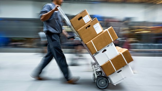 Die beiden Mitarbeiter stahlen über 100 Pakete (Bild: bluraz - stock.adobe.com)