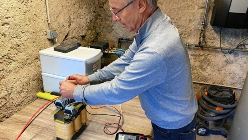 In seinem Keller hat Florian den Wassergenerator durch ein Netzteil (Foto) mit der PV-Anlage verbunden. (Bild: Elisa Aschbacher)