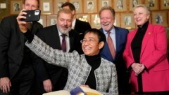 Maria Ressa mit Dmitry Muratov (2.v.l.) in Oslo (Bild: Torstein Boe/Pool Photo via AP)