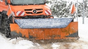 Der Schneepflug (Symbolbild) prallte gegen den Pkw. (Bild: P. Huber)