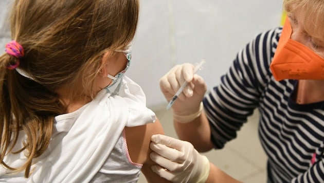 Die Hoffnung vieler Eltern, ihr kleines Kind mittels Impfung vor dem Coronavirus zu schützen, trübte sich am Freitag etwas. (Bild: P. Huber)