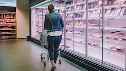 Unverändert blieb das Ergebnis, dass Schweinefleisch aus Massentierhaltung über 90 Prozent des Angebots in den Supermärkten ausmacht. (Bild: EXPA/JFK)