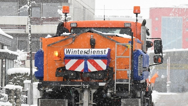 Gefordert wird nun, dass die Stadt das Salzstreuverbot selbst einhält und von ihr beauftragte Unternehmen außerdem diesbezüglich kontrolliert (Symbolbild). (Bild: P. Huber)