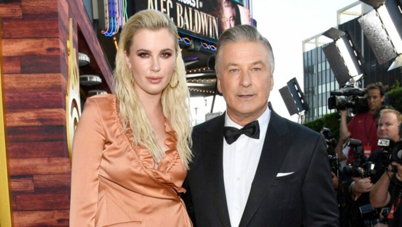 Ireland Baldwin und ihr Vater Alec Baldwin (Bild: APA/Kevork Djansezian/Getty Images for Comedy Central/AFP )