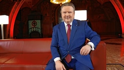 Ein Roter auf der roten Couch: Michael Ludwig, Wiens Bürgermeister (Bild: Klemens Groh)