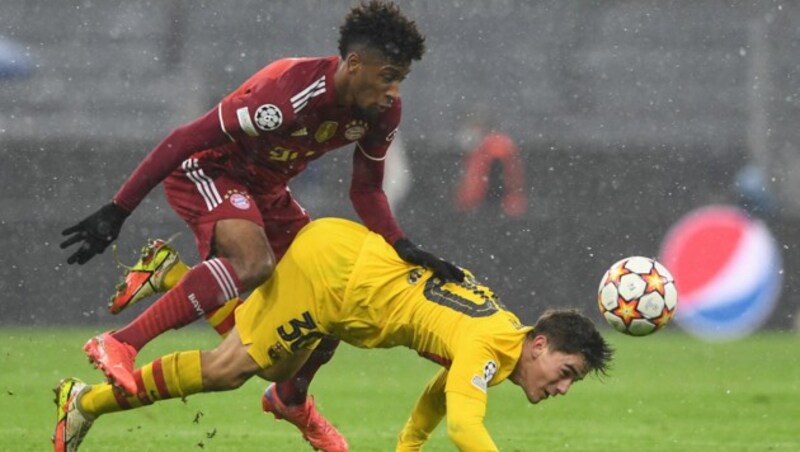 Gavi zuletzt im Champions-League-Spiel Barcas beim FC Bayern (0:3) im Zweikampf mit Kingsley Coman (Bild: APA/AFP/Christof STACHE)