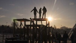 Ob bei Sonne, Regen oder Schnee: Die Besetzer der Baustelle wollen auch nach Monaten und einer Klagsdrohschrift nicht aufgeben. (Bild: #lobaubleibt)