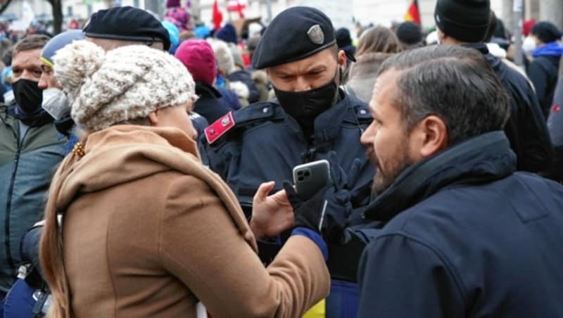 Auch die Überprüfung der Echtheit des Impfnachweises sorgt mitunter für Probleme. (Bild: Sepp Pail)