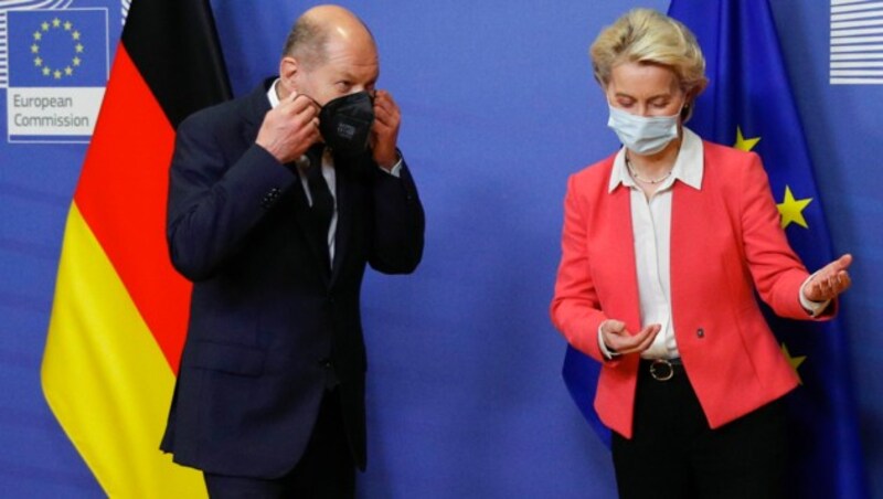 Deutschlands neuer Kanzler Olaf Scholz traf EU-Kommissionspräsidentin Ursula von der Leyen am Freitag in Brüssel (Bild: AP)