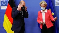 Deutschlands neuer Kanzler Olaf Scholz traf EU-Kommissionspräsidentin Ursula von der Leyen am Freitag in Brüssel (Bild: AP)