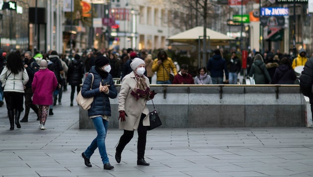 Ab Montag können die Weihnachtseinkäufe wieder in Geschäften erledigt werden - wegen der Omikron-Variante sollte man allerdings Vorsicht walten lassen. (Bild: AP)