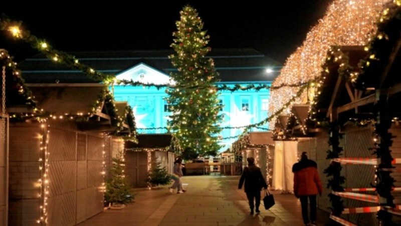 Noch sind die Hütten am Klagenfurter Christkindlmarkt gesperrt, schon am Sonntag öffnen manche aber. (Bild: Rojsek-Wiedergut Uta)