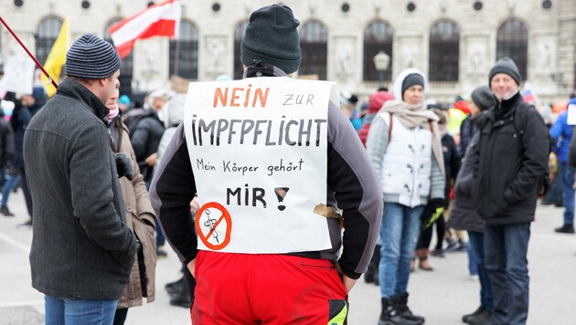 Im Falle einer Infektion kann der Versicherer eine Zahlung an Ungeimpfte verweigern. (Bild: APA/FLORIAN WIESER)