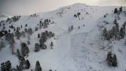 Im felsdurchsetzten Gelände brach das gewaltige Schneebrett. (Bild: zeitungsfoto.at)