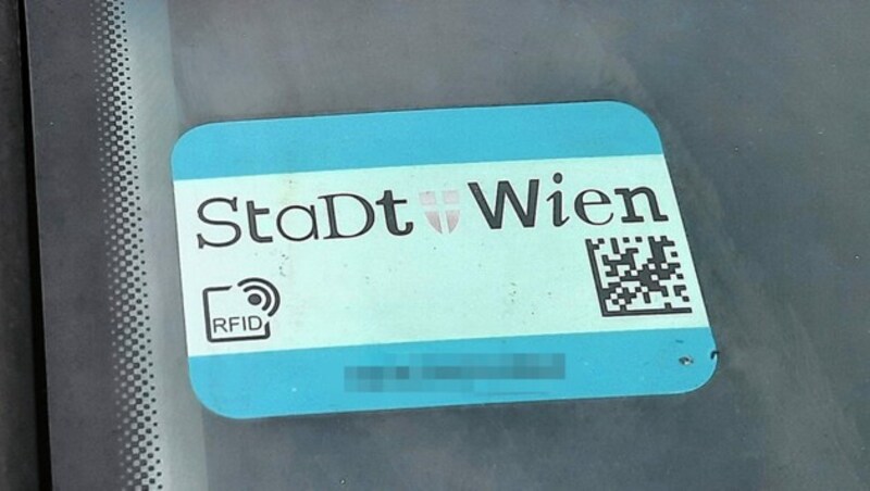 Ohne Pickerlgenehmigung für ein Kennzeichen und ohne Freischaltung kann man mit dem Pickerl nichts anfangen. (Bild: Patrick Huber, Krone KREATIV)