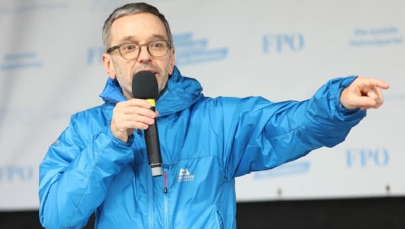 FPÖ-Parteichef Herbert Kickl wetterte gegen Corona-Politik und Impfpflicht. (Bild: APA/FLORIAN WIESER)